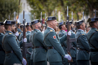 Fotos del desfile de la Guardia Civil en el día de su patrona en Pamplona.