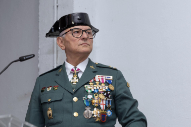 Fotos del homanaje al capital de la Guardia Civil de Tudela en el día de su patrona.