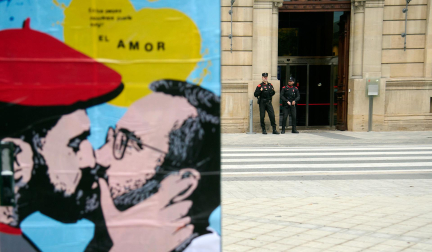 Mural de LKN sobre la Policía Foral, junto al Parlamento de Navarra