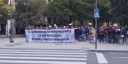 Los agentes recibieron a Remírez con gritos de "consejero, dimisión"
