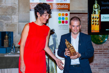 La Consejera de Economía y Hacienda, Elma Saiz, entregó en nombre del Gobierno foral el premio Teobaldo al Trabajo Periodístico de Deporte al periodista leizarra de EiTB Joseba Urkiola por su trabajo de concienciación con el objetivo de potenciar la cesta-punta