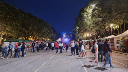 El parque de Antoniutti de Pamplona ha acogido la celebración del Día de la Hispanidad con actuaciones musicales y puestos de comida de diferentes nacionalidades.