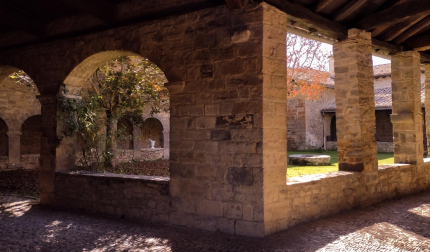 Claustro del monasterio de Santa Fe, situado en el término de Epároz, en el valle de Urraúl Alto