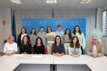 Finalistas, asistentes al acto y jurado del premio del Grado en Fisioterapia. En primer término, de izda. a dcha., Ana Bays (jurado), Arrate Herrero y Andrea Ibáñez (finalistas), Leticia San Martín (ponente invitada), María Ortega (jurado) y José Ignacio Niubo (profesor). En segundo término, asistentes al acto de entrega de premios