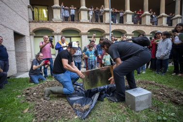 Enterramiento de una cápsula del tiempo del artista Iosu Zapata en Pamplona dentro de los Encuentros 72
