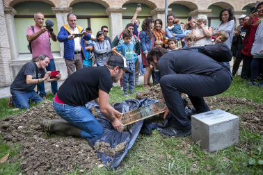 Enterramiento de una cápsula del tiempo del artista Iosu Zapata en Pamplona dentro de los Encuentros 72