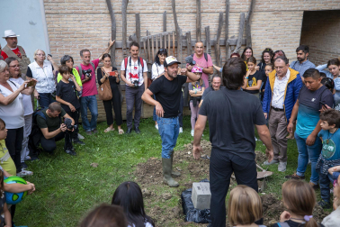 Enterramiento de una cápsula del tiempo del artista Iosu Zapata en Pamplona dentro de los Encuentros 72