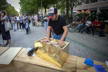 Enterramiento de una cápsula del tiempo del artista Iosu Zapata en Pamplona dentro de los Encuentros 72