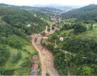 Viviendas muy cerca de un río en Presidente Getúlio, Santa Catarina (Brasil)