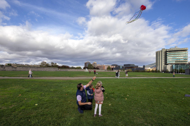 Fotos de la 8º edición del Certamen-Exhibición Solidaria de Vuelo de Cometas organizado por Asociación Navarra contra la Fibrosis Quística (FQ Navarra)