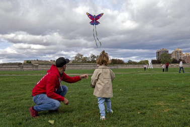 Fotos de la 8º edición del Certamen-Exhibición Solidaria de Vuelo de Cometas organizado por Asociación Navarra contra la Fibrosis Quística (FQ Navarra)