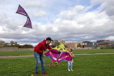 Fotos de la 8º edición del Certamen-Exhibición Solidaria de Vuelo de Cometas organizado por Asociación Navarra contra la Fibrosis Quística (FQ Navarra)