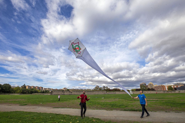 Fotos de la 8º edición del Certamen-Exhibición Solidaria de Vuelo de Cometas organizado por Asociación Navarra contra la Fibrosis Quística (FQ Navarra)