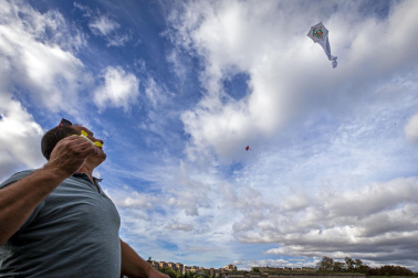 Fotos de la 8º edición del Certamen-Exhibición Solidaria de Vuelo de Cometas organizado por Asociación Navarra contra la Fibrosis Quística (FQ Navarra)