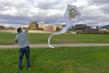 Fotos de la 8º edición del Certamen-Exhibición Solidaria de Vuelo de Cometas organizado por Asociación Navarra contra la Fibrosis Quística (FQ Navarra)