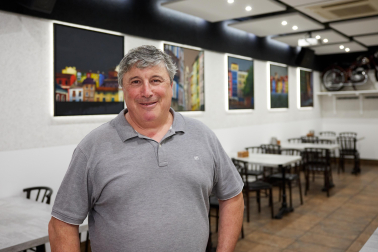 Pedro Monente, dueño del bar Itizar, en el remodelado comedor con óleos de Sandra Nadal