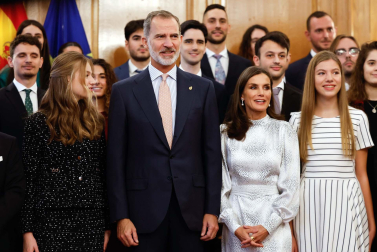 Los reyes Felipe y Letizia, acompañados de la princesa Leonor y la infanta Sofía, reciben en audiencia a los galardonados con los Premios Princesa de Asturias