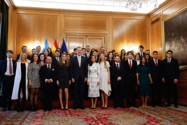 Los reyes Felipe y Letizia, acompañados de la princesa Leonor y la infanta Sofía, reciben en audiencia a los galardonados con los Premios Princesa de Asturias