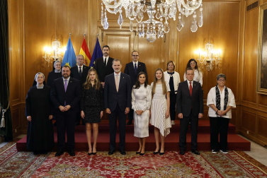 Los reyes Felipe y Letizia, acompañados de la princesa Leonor y la infanta Sofía, reciben en audiencia a los galardonados con los Premios Princesa de Asturias
