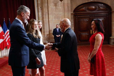Los reyes Felipe y Letizia, acompañados de la princesa Leonor y la infanta Sofía, reciben en audiencia a los galardonados con los Premios Princesa de Asturias