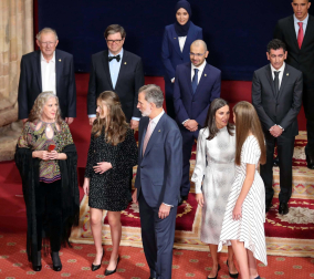 Los reyes Felipe y Letizia, acompañados de la princesa Leonor y la infanta Sofía, reciben en audiencia a los galardonados con los Premios Princesa de Asturias