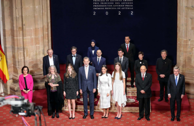Los reyes Felipe y Letizia, acompañados de la princesa Leonor y la infanta Sofía, reciben en audiencia a los galardonados con los Premios Princesa de Asturias