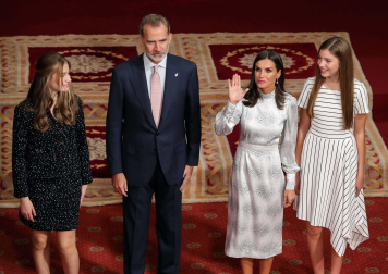 Los reyes Felipe y Letizia, acompañados de la princesa Leonor y la infanta Sofía, reciben en audiencia a los galardonados con los Premios Princesa de Asturias