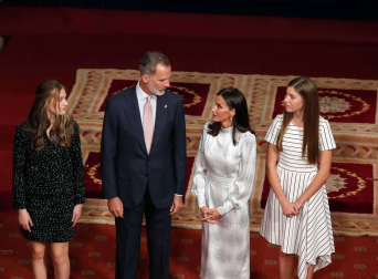 Los reyes Felipe y Letizia, acompañados de la princesa Leonor y la infanta Sofía, reciben en audiencia a los galardonados con los Premios Princesa de Asturias
