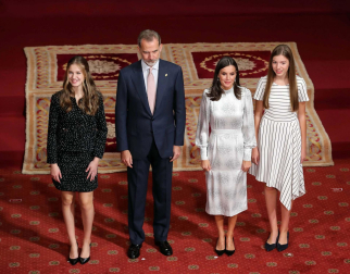 Los reyes Felipe y Letizia, acompañados de la princesa Leonor y la infanta Sofía, reciben en audiencia a los galardonados con los Premios Princesa de Asturias