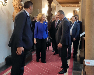 Los reyes Felipe y Letizia, acompañados de la princesa Leonor y la infanta Sofía, reciben en audiencia a los galardonados con los Premios Princesa de Asturias