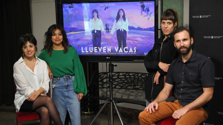 Desde la izq.: Adriana Salvo, Laura Penagos, Marina Suárez e Íñigo Aranbarri, durante la presentación de la obra en el Teatro Gayarre.