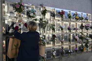 Fotos del día de Todos los Santos en el cementerio de Pamplona.