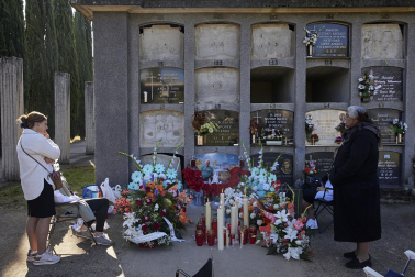 Fotos del día de Todos los Santos en el cementerio de Pamplona.