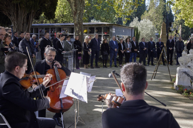 Fotos del día de Todos los Santos en el cementerio de Pamplona.