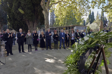 Fotos del día de Todos los Santos en el cementerio de Pamplona.