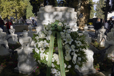 Fotos del día de Todos los Santos en el cementerio de Pamplona.