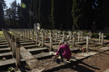Fotos del día de Todos los Santos en el cementerio de Pamplona.