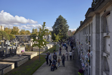 Fotos del día de Todos los Santos en el cementerio de Pamplona.