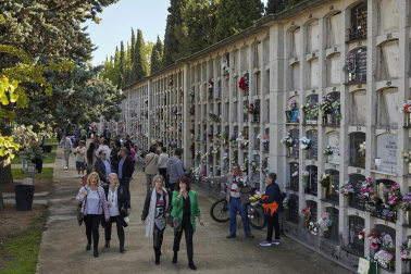 Fotos del día de Todos los Santos en el cementerio de Pamplona.