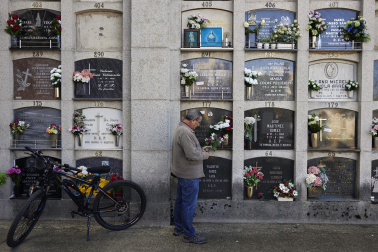 Fotos del día de Todos los Santos en el cementerio de Pamplona.