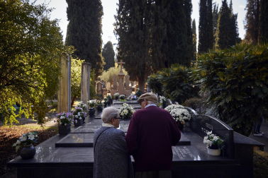Fotos del día de Todos los Santos en el cementerio de Pamplona.