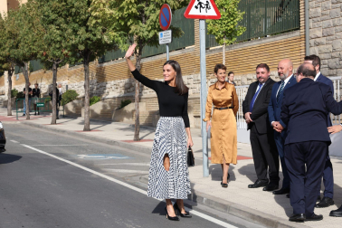 Foto de la reina Letizia durante su visita a Tudela para participar en un homenaje a Pilar Miró en el marco del Festival Ópera Prima.