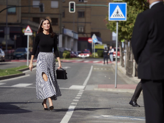 Foto de la reina Letizia durante su visita a Tudela para participar en un homenaje a Pilar Miró en el marco del Festival Ópera Prima.