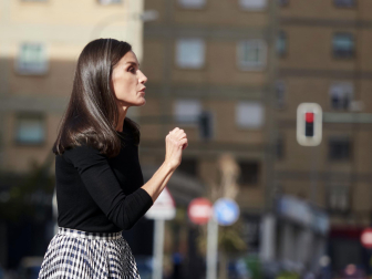 Foto de la reina Letizia durante su visita a Tudela para participar en un homenaje a Pilar Miró en el marco del Festival Ópera Prima.