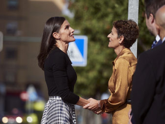 Foto de la reina Letizia durante su visita a Tudela para participar en un homenaje a Pilar Miró en el marco del Festival Ópera Prima.