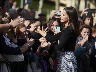 Foto de la reina Letizia durante su visita a Tudela para participar en un homenaje a Pilar Miró en el marco del Festival Ópera Prima.