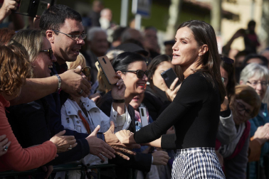Foto de la reina Letizia durante su visita a Tudela para participar en un homenaje a Pilar Miró en el marco del Festival Ópera Prima.