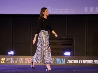 Foto de la reina Letizia durante su visita a Tudela para participar en un homenaje a Pilar Miró en el marco del Festival Ópera Prima.