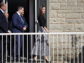 Foto de la reina Letizia durante su visita a Tudela para participar en el homenaje a Pilar Miró en el marco del Festival Ópera Prima.