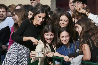 Foto de la reina Letizia durante su visita a Tudela para participar en el homenaje a Pilar Miró en el marco del Festival Ópera Prima.